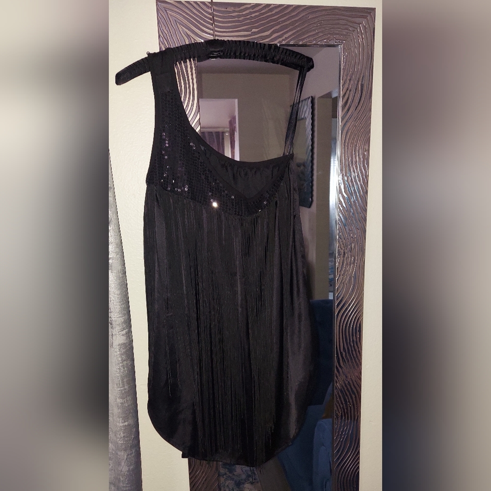 BLACK ONE-SHOULDER FRINGED top